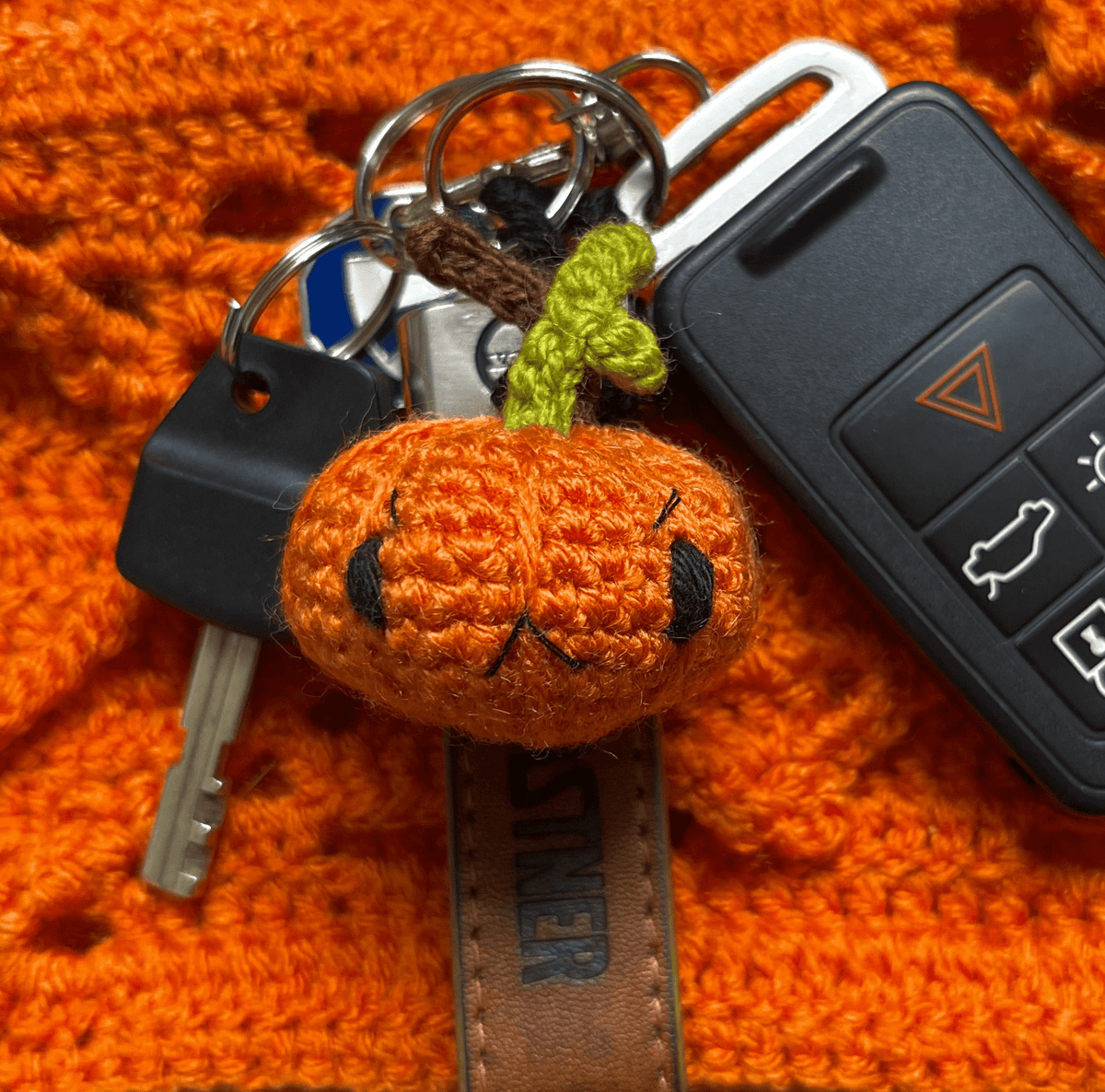Cute handmade crochet pumpkin keychain emoji Halloween accessory pumpkin keyring spooky autumn bag charm UK