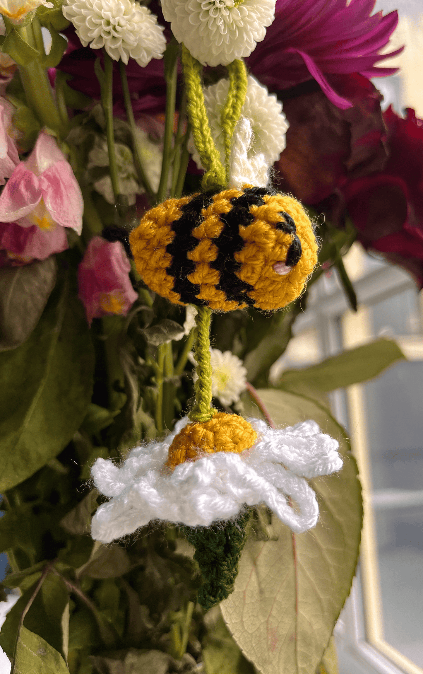 Handmade Crochet Bee and Daisy Keychain Cute Bee Keyring Crochet Bag Charm Floral Keychain Cottagecore Accessory UK