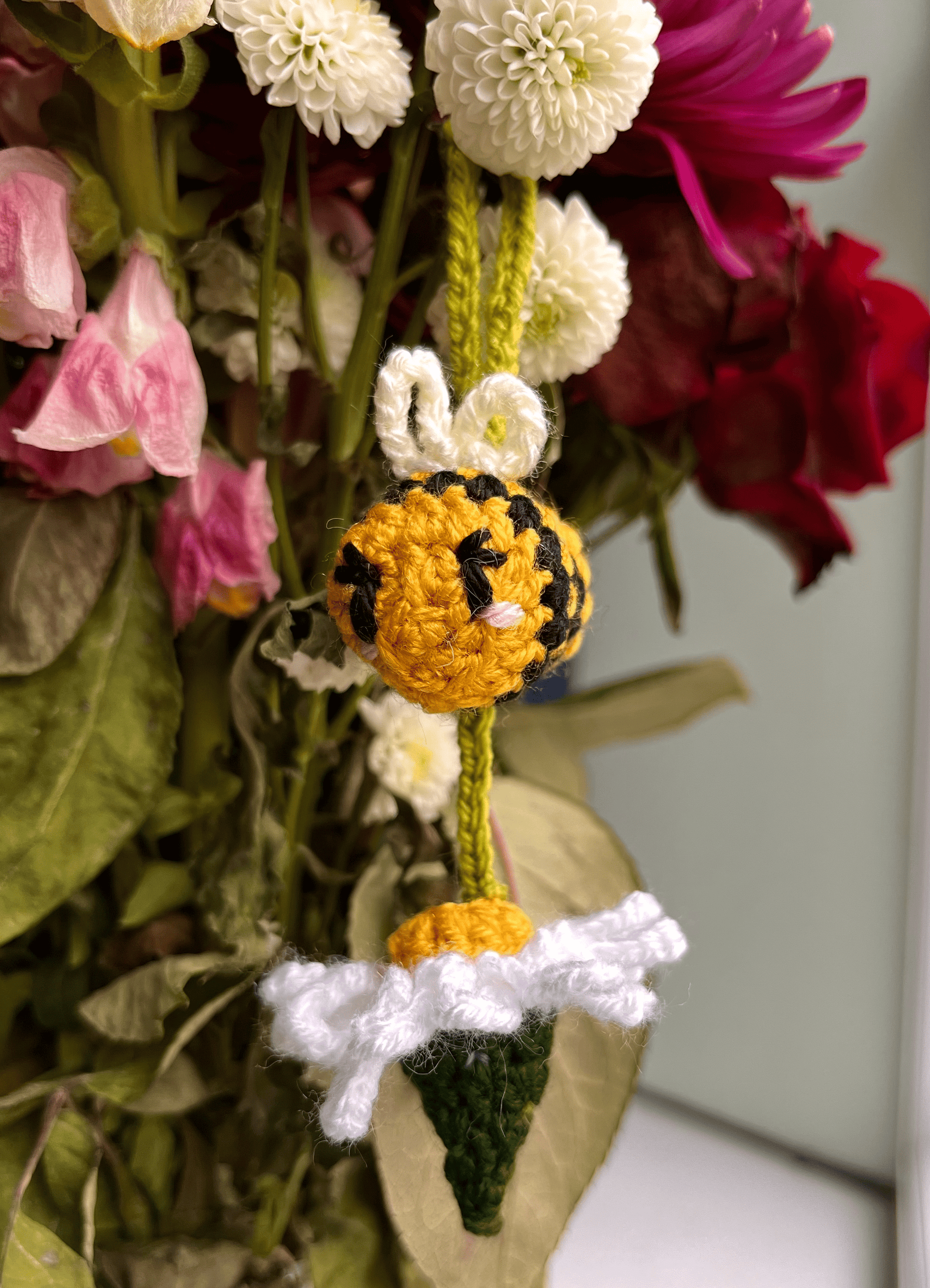 Handmade Crochet Bee and Daisy Keychain Cute Bee Keyring Crochet Bag Charm Floral Keychain Cottagecore Accessory UK