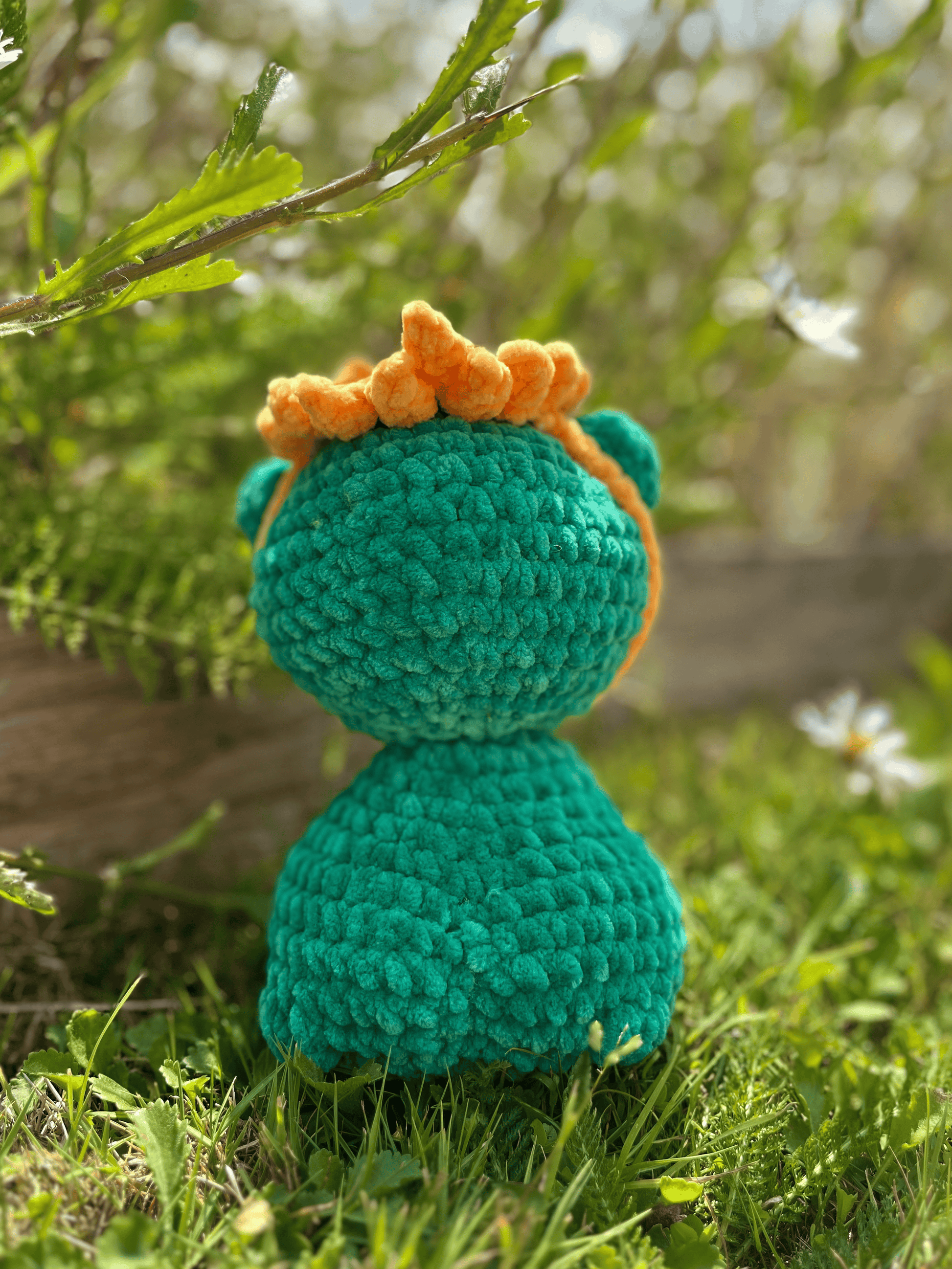 Chunky handmade crochet frog plush with sunhat, soft frog stuffed toy and cottagecore crochet gift