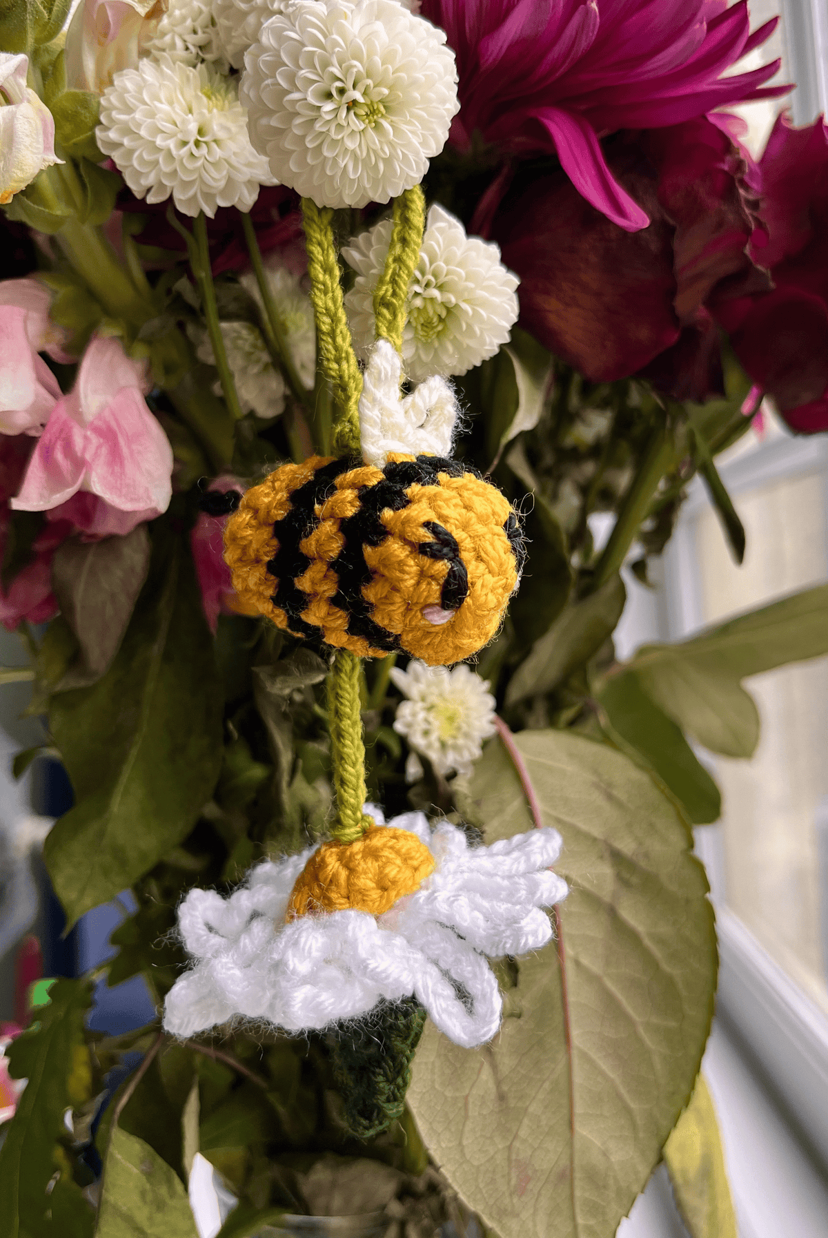 Handmade Crochet Bee and Daisy Keychain Cute Bee Keyring Crochet Bag Charm Floral Keychain Cottagecore Accessory UK